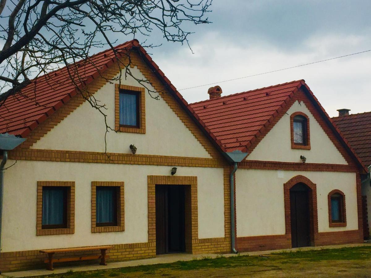 Takacs Pince Apartman Hajos Dış mekan fotoğraf